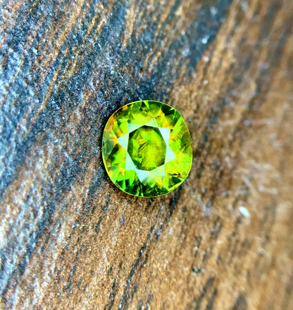 Natural untreated sphene gemstone 6.5mm round
Full fire sphene Pakistan diamond-exceeding dispersion
Round brilliant sphene gemstone fire display close-up
Natural sphene loose stone for pendant or earring
Titanite sphene gemstone 0.95ct profile view