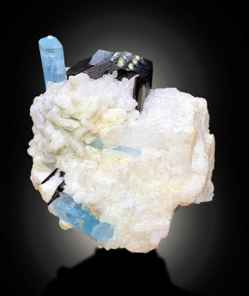 Terminated point of natural aquamarine crystal
Full profile of aquamarine schorl albite specimen