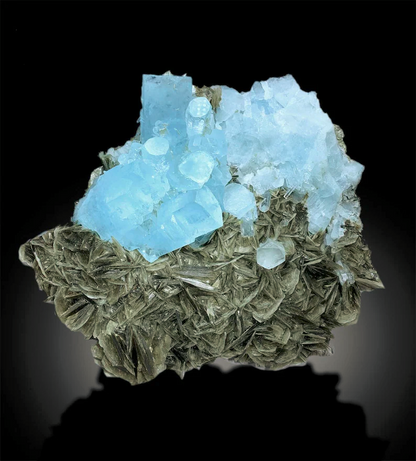 Gem grade aquamarine cluster with muscovite mica
Terminated aquamarine crystals natural blue color