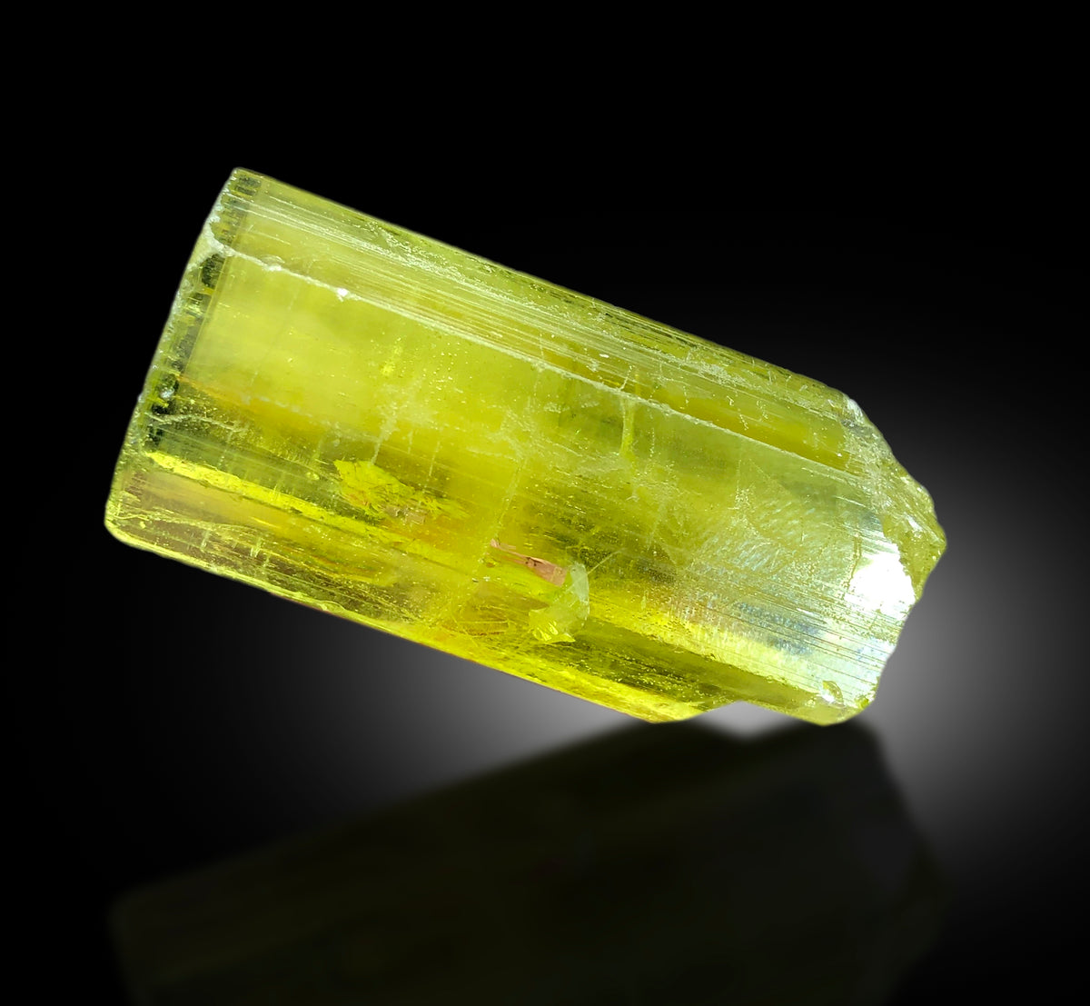 Heliodor var beryl crystal, terminated point close-up
Natural heliodor crystal, side angle view