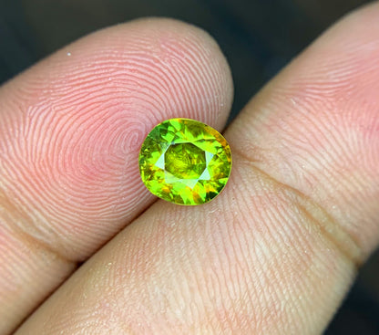 Himalayan sphene gemstone showing rainbow dispersion
Round cut titanite sphene loose stone face up