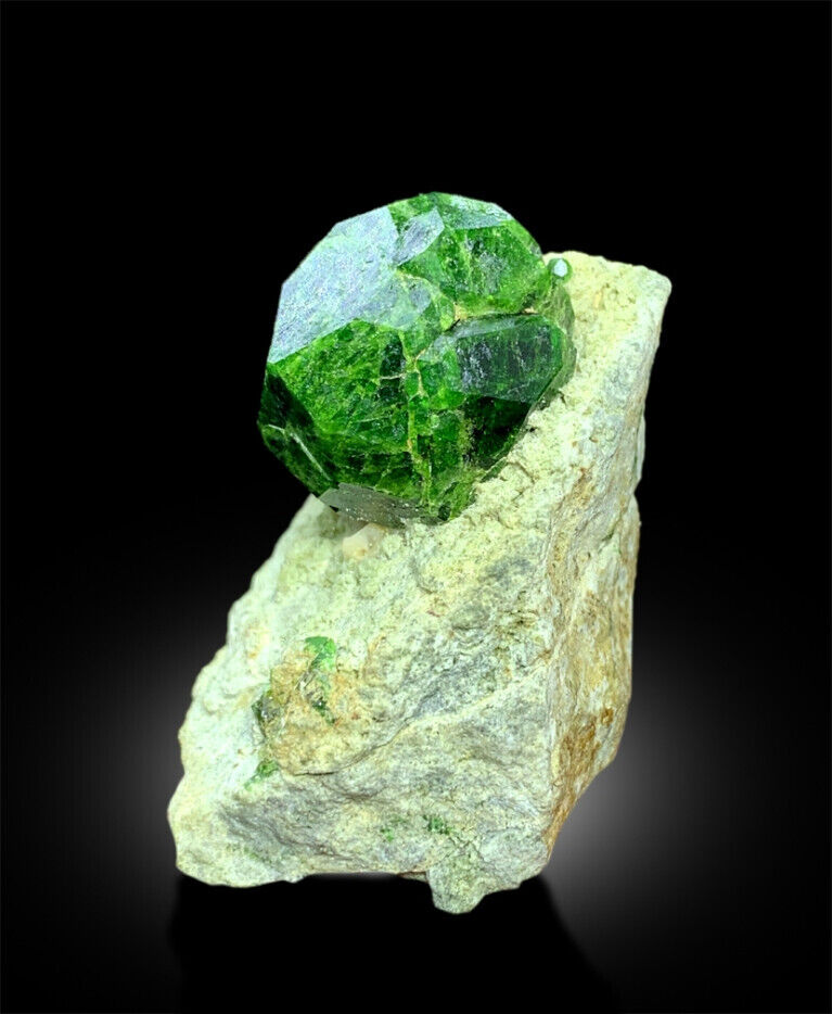 DEMANTOID GARNET, GREEN GARNET, GARNET CRYSTALS, DEMANTOID GARNET SPECIMEN, GARNET SPECIMEN, MINERAL SPECIMEN, RAW GEMSTONE, 77 GRAM