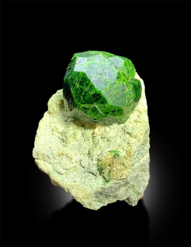 DEMANTOID GARNET, GREEN GARNET, GARNET CRYSTALS, DEMANTOID GARNET SPECIMEN, GARNET SPECIMEN, MINERAL SPECIMEN, RAW GEMSTONE, 77 GRAM