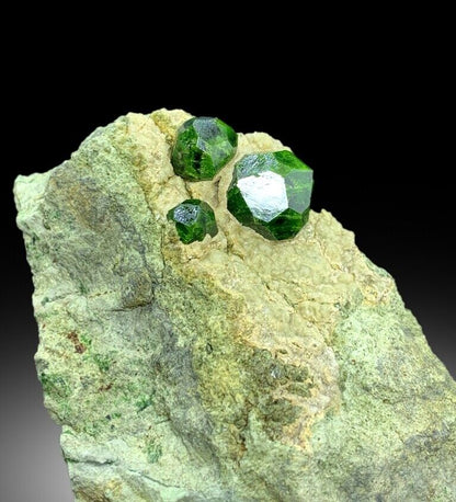 DEMANTOID GARNET, GREEN GARNET, GARNET CRYSTALS, DEMANTOID GARNET SPECIMEN, CRYSTAL CLUSTER, MINERAL SPECIMEN, RAW GEMSTONE, 641 GRAM