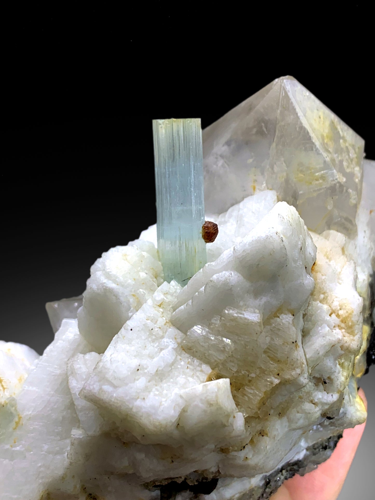 Aquamarine with Garnet, Quartz and Feldspar from Pakistan - 417 gram