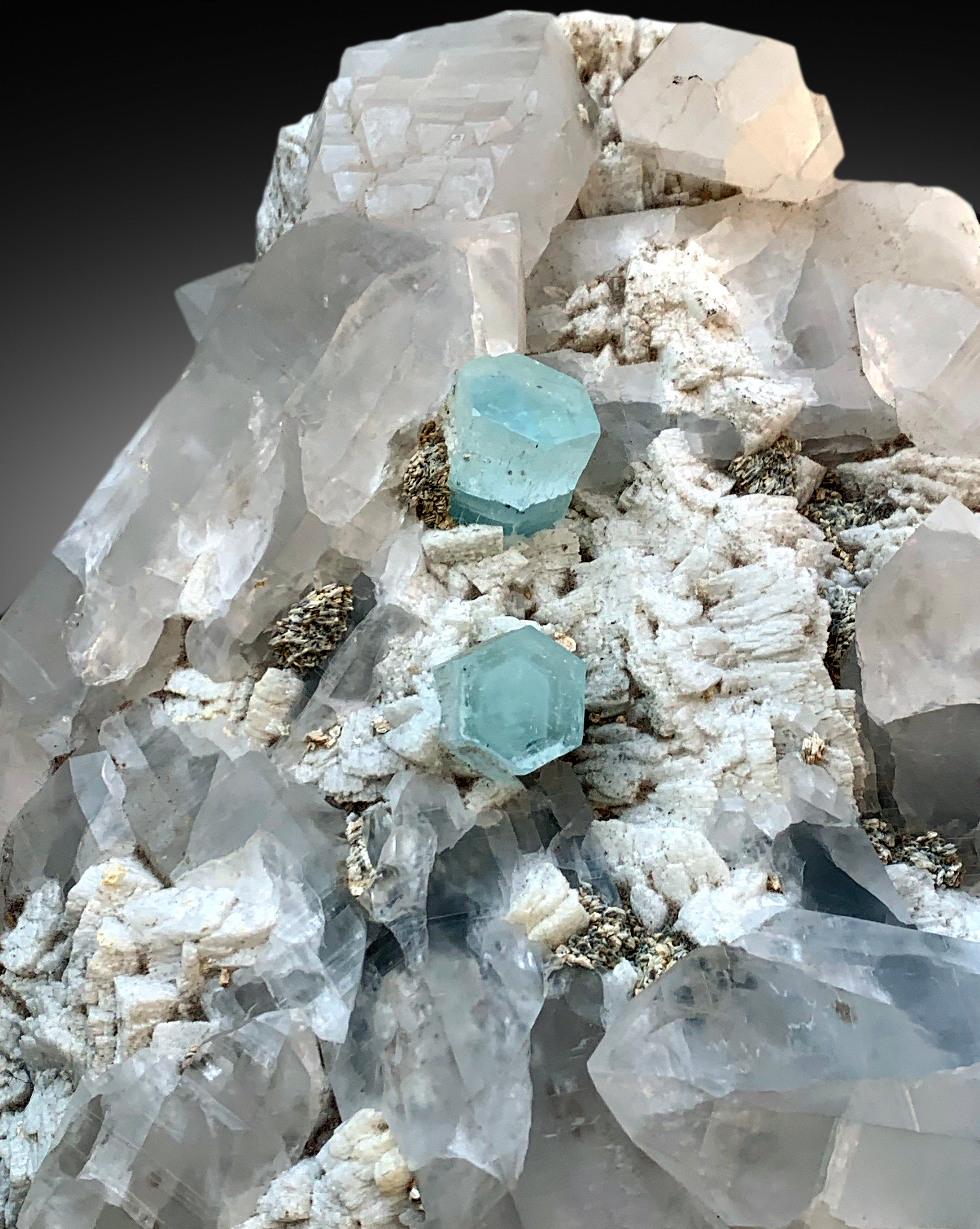 Blue Aquamarine Crystals with Quartz Cluster, Museum Grade Aqumarine, Raw Mineral, Aquamarine Specimen - 9566 gram