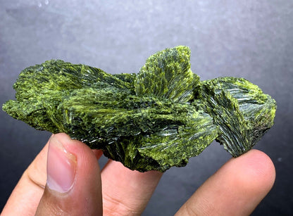 Tree Green Epidot Crystal From Pakistan - 85 Grams