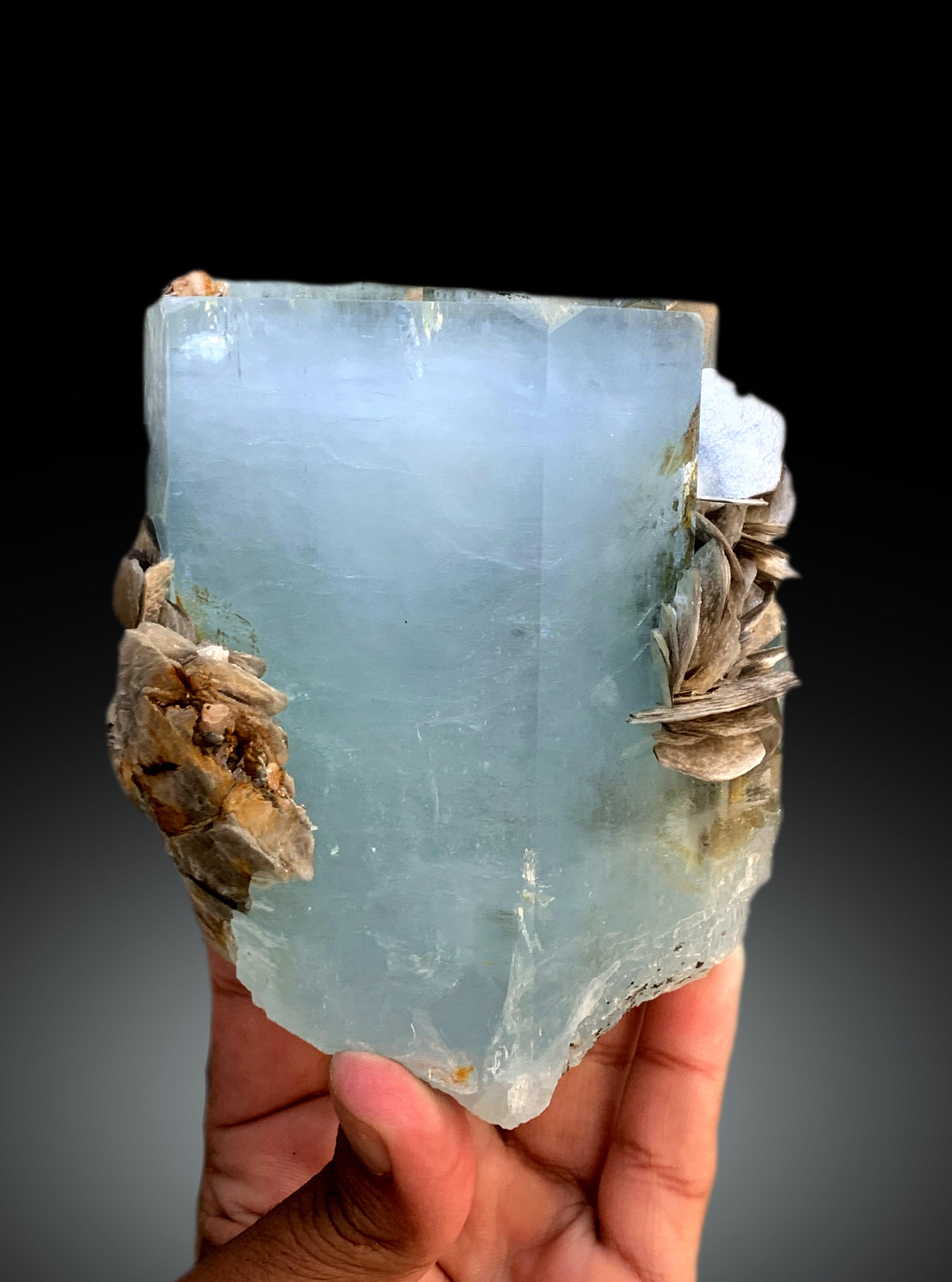 Aquamarine crystal with Muscovite Mica from Pakistan, 1433 gram