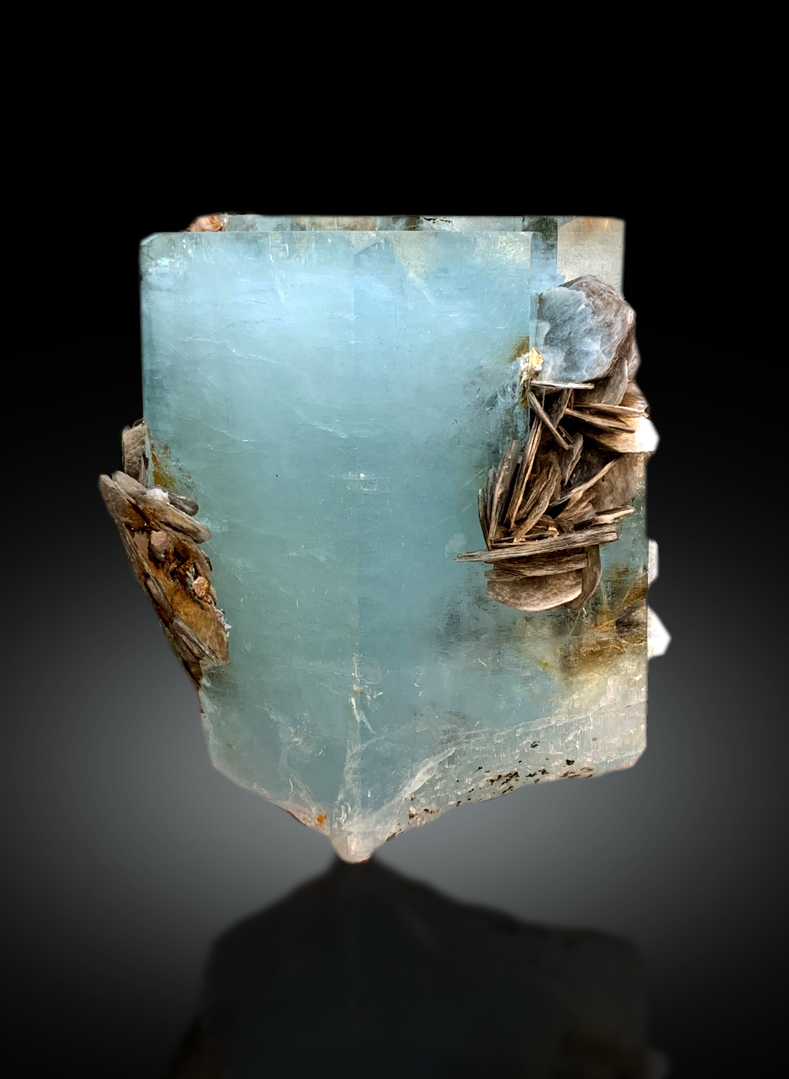 Aquamarine crystal with Muscovite Mica from Pakistan, 1433 gram