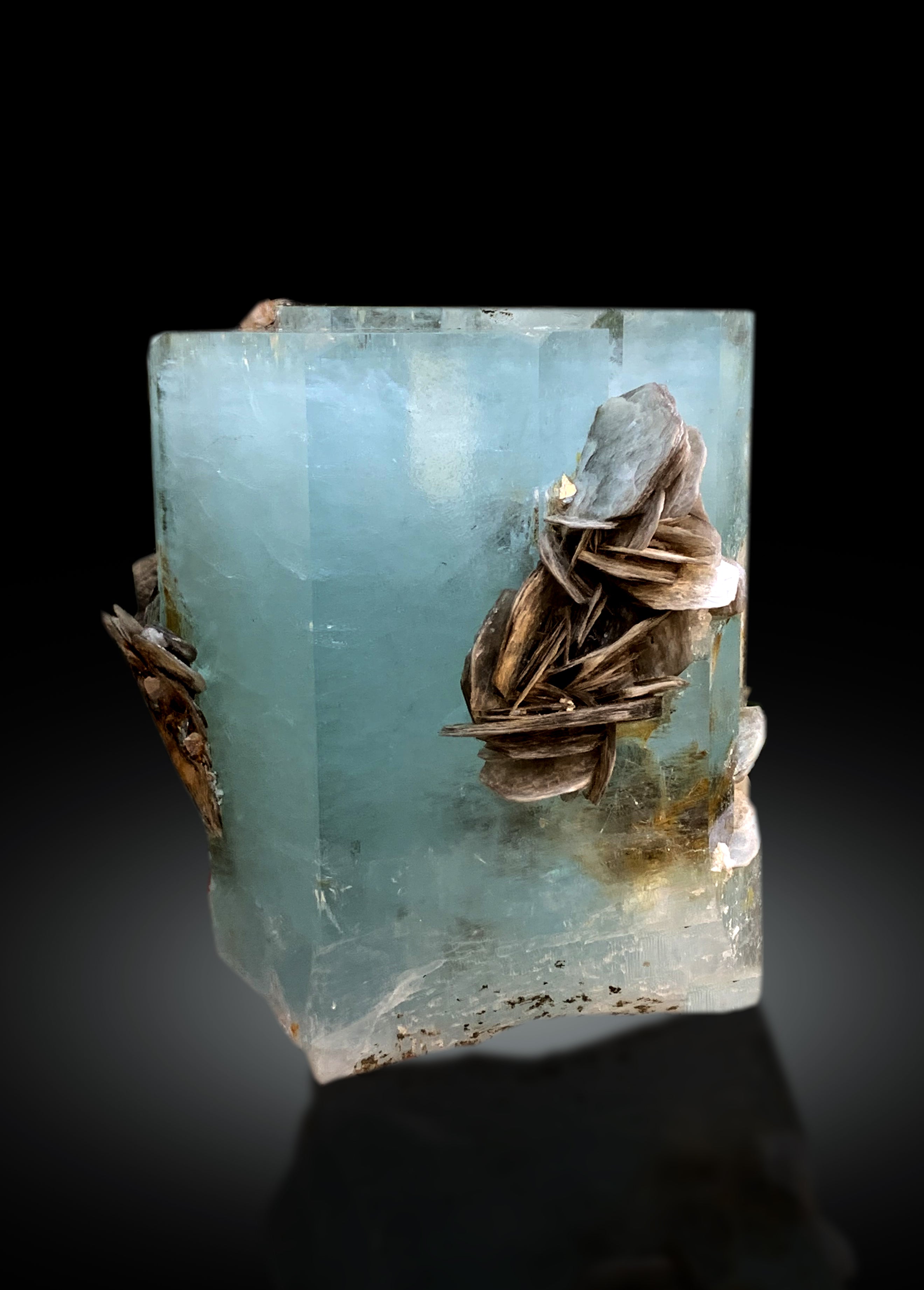 Aquamarine crystal with Muscovite Mica from Pakistan, 1433 gram