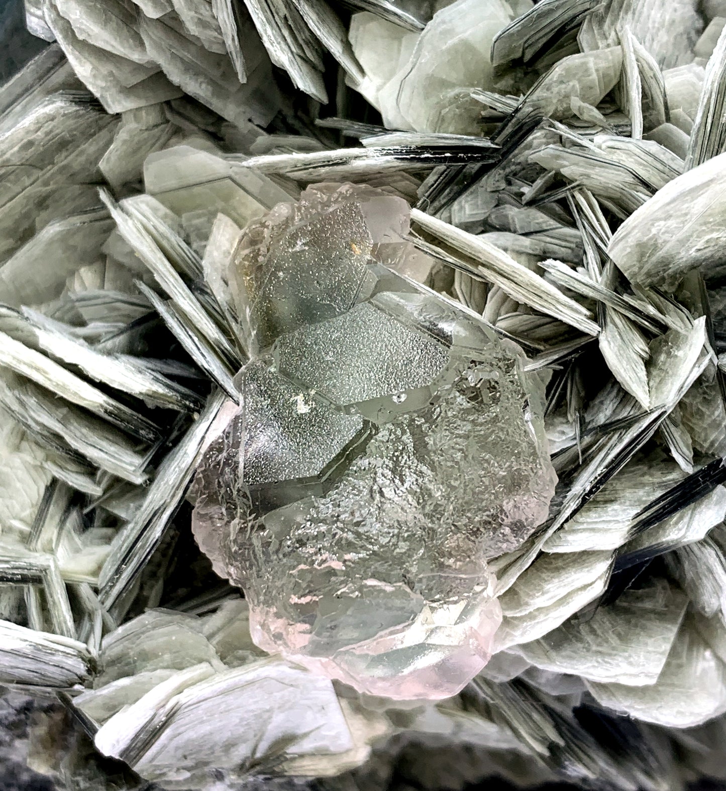 Museum Grade Sky Blue Aquamarine Crystals with Fluorite and Muscovite from Nagar valley Hunza, Gilgit Baltistan - 3820 gram