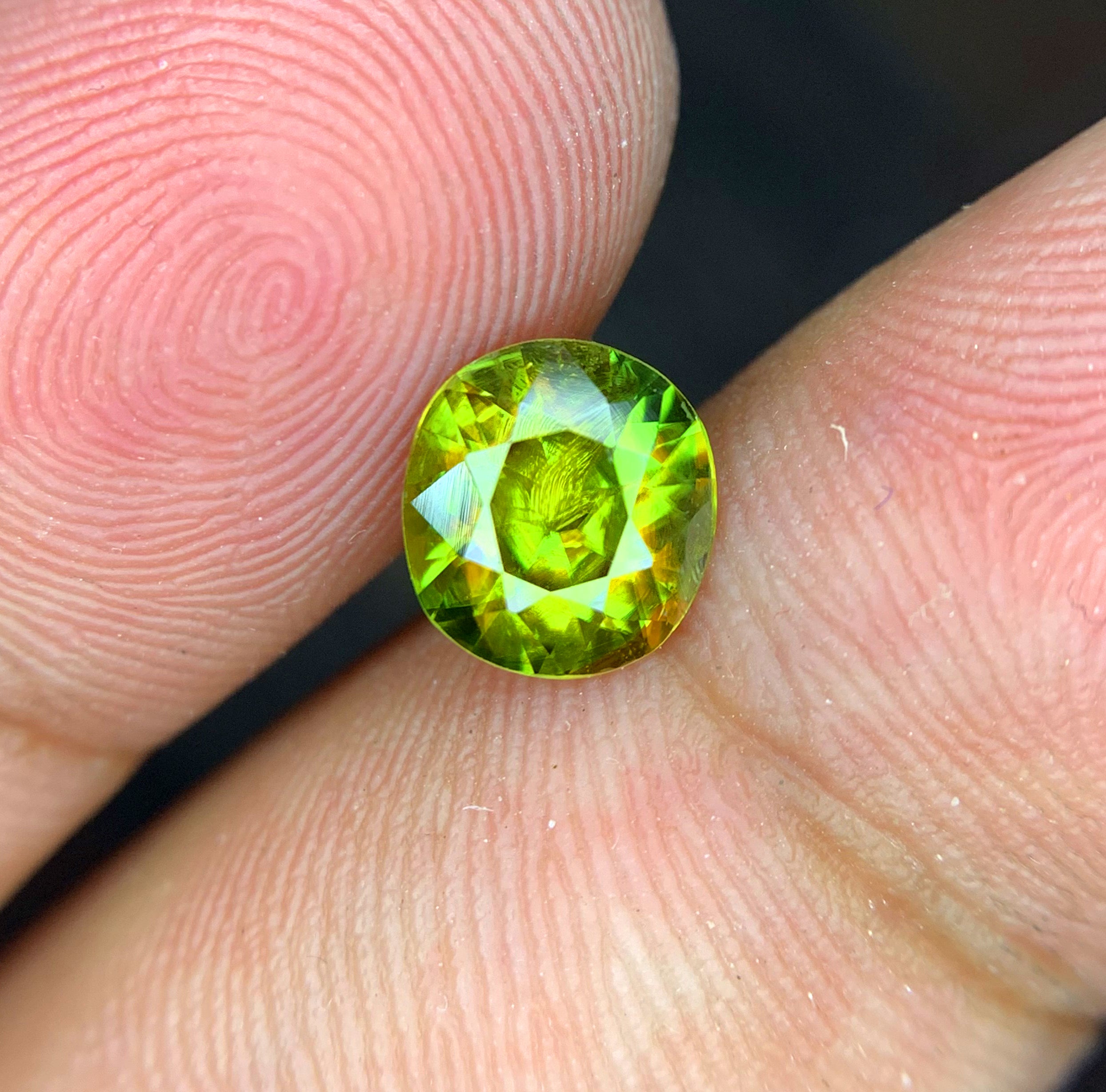 Full Fire Titanite Sphene Gemstone, Round Cut Faceted Sphene Cut Stone, Sphene Gemstone for Ring - 0.95 CT