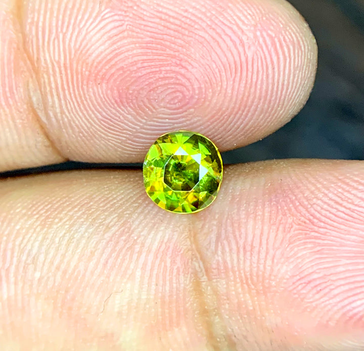 Full Fire Titanite Sphene Gemstone, Round Cut Faceted Sphene Cut Stone, Sphene Gemstone for Ring - 0.80 CT