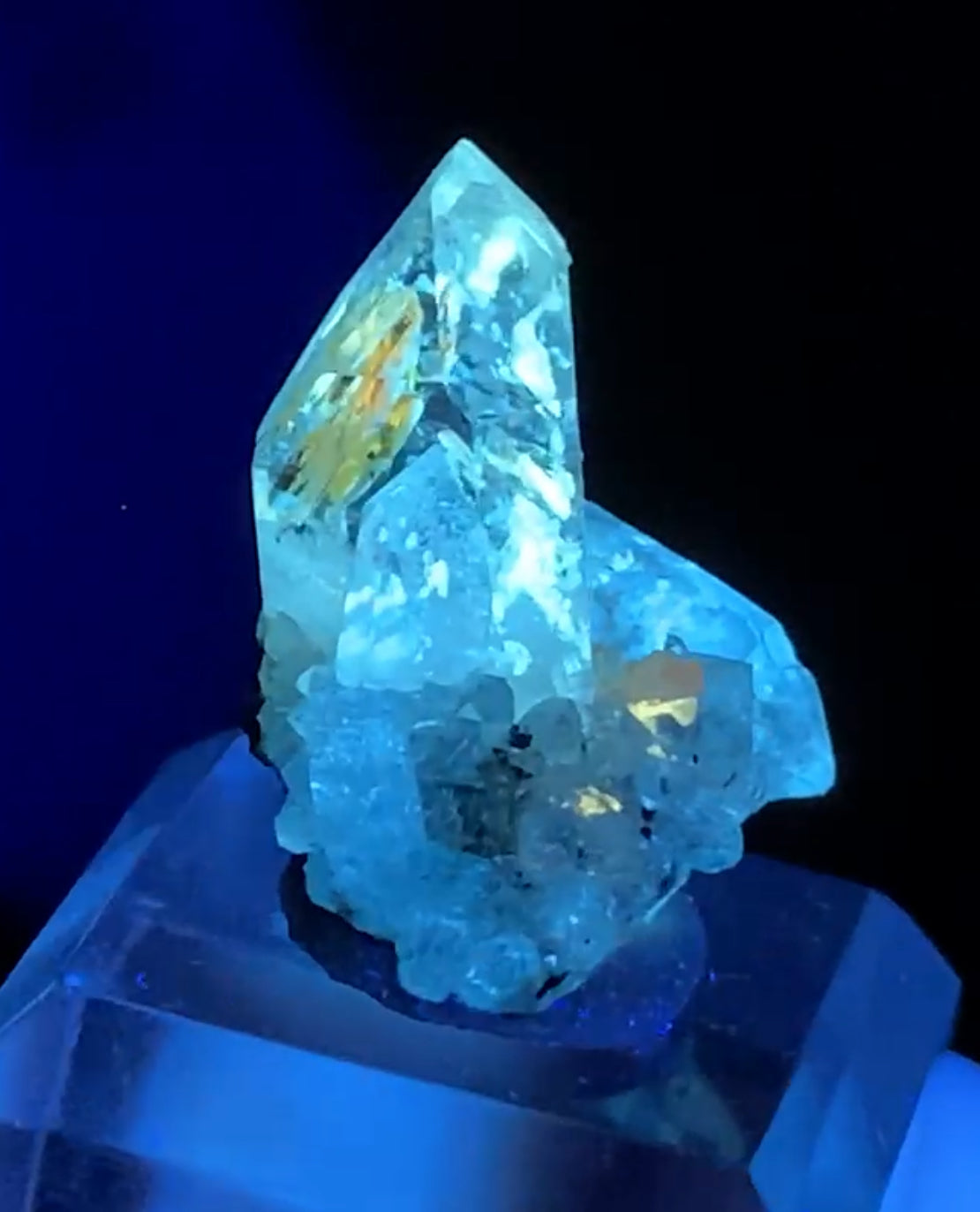 Fluorescent Petroleum Quartz Crystals, Rare Quartz, Quartz Specimen, Quartz from Baluchistan Pakistan - 24.0 carat