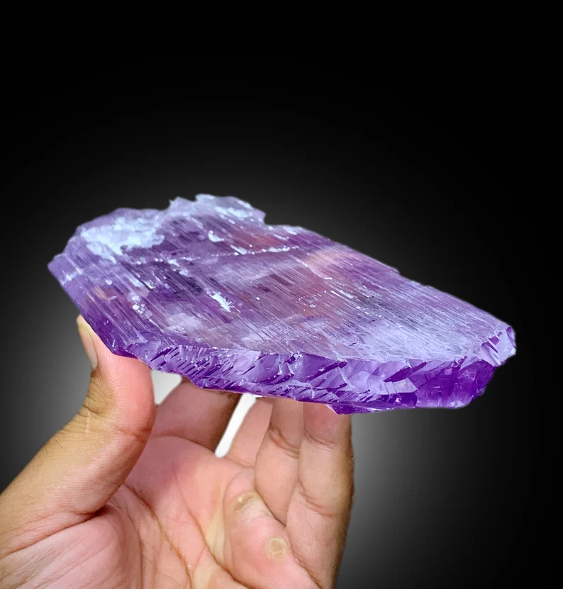 Kunzite crystal from Afghanistan, top view
Natural pink spodumene kunzite crystal, back view