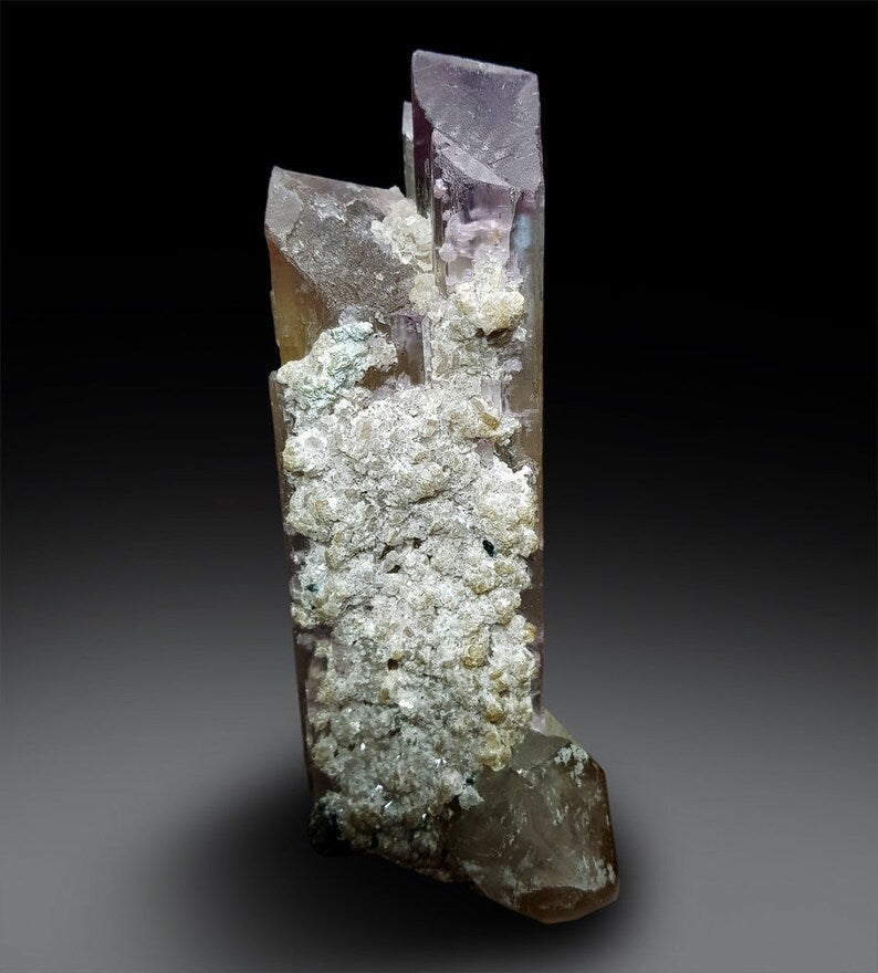 Kunzite specimen dimensions 172 by 100 by 51 mm
Twin kunzite crystal back angle view