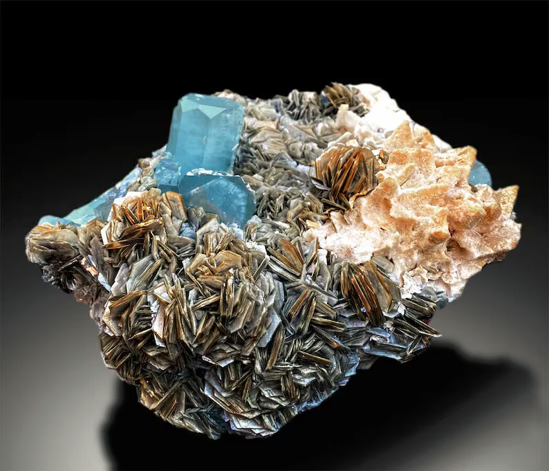 Natural untreated aquamarine crystal specimen
Large 5.1 kg aquamarine collector specimen