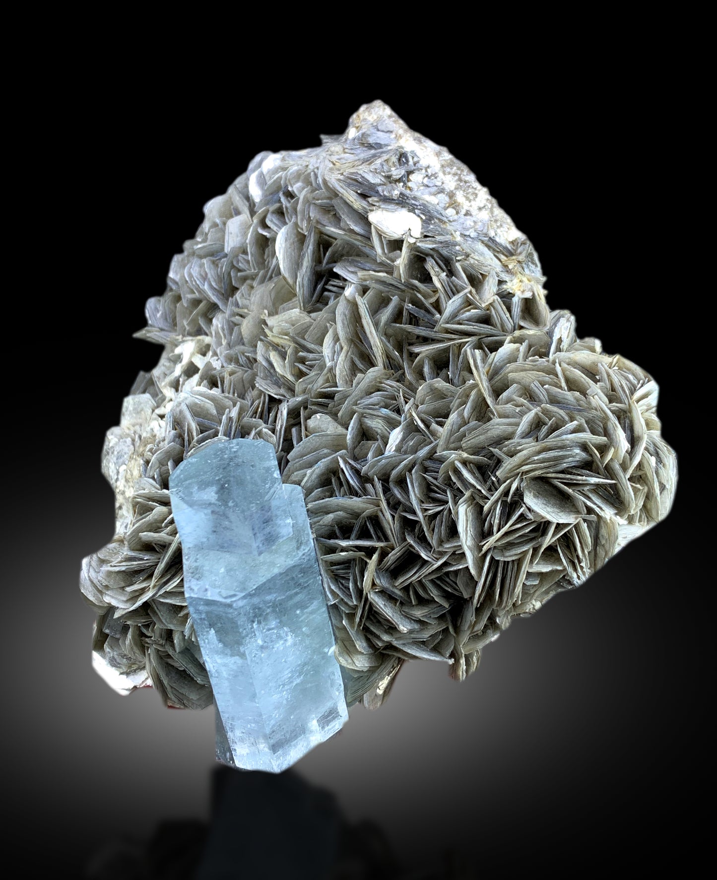Large aquamarine crystal specimen 1006 grams
Terminated aquamarine crystal with natural muscovite mica