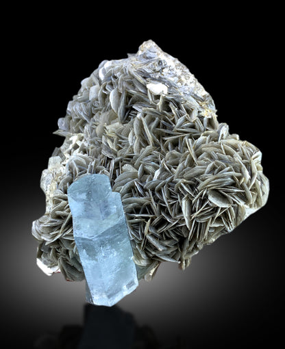 Large aquamarine crystal specimen 1006 grams
Terminated aquamarine crystal with natural muscovite mica