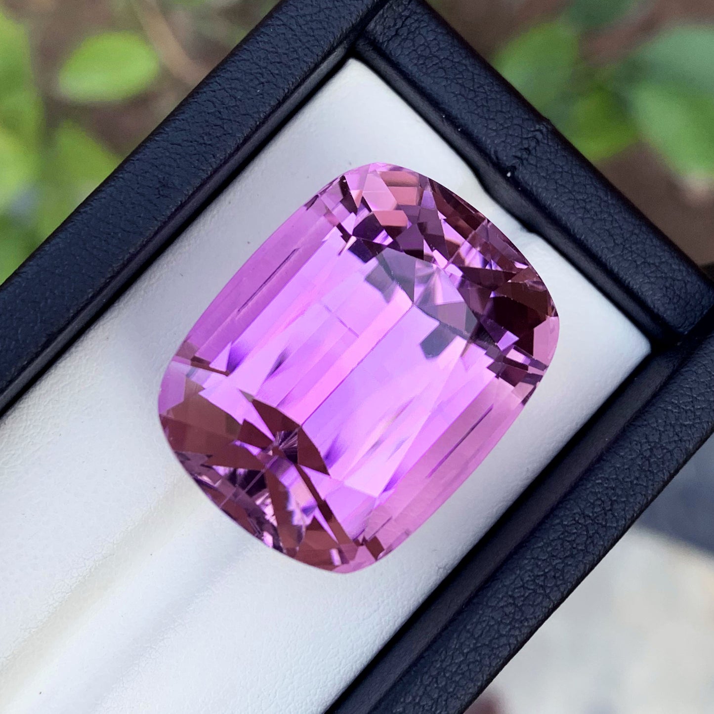 Lilac kunzite gemstone showing dual color shift
Deep pink kunzite loose stone for jewelry or collection