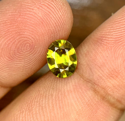 Loose oval sphene gemstone, thin profile cut
Titanite sphene gemstone, faceted detail view