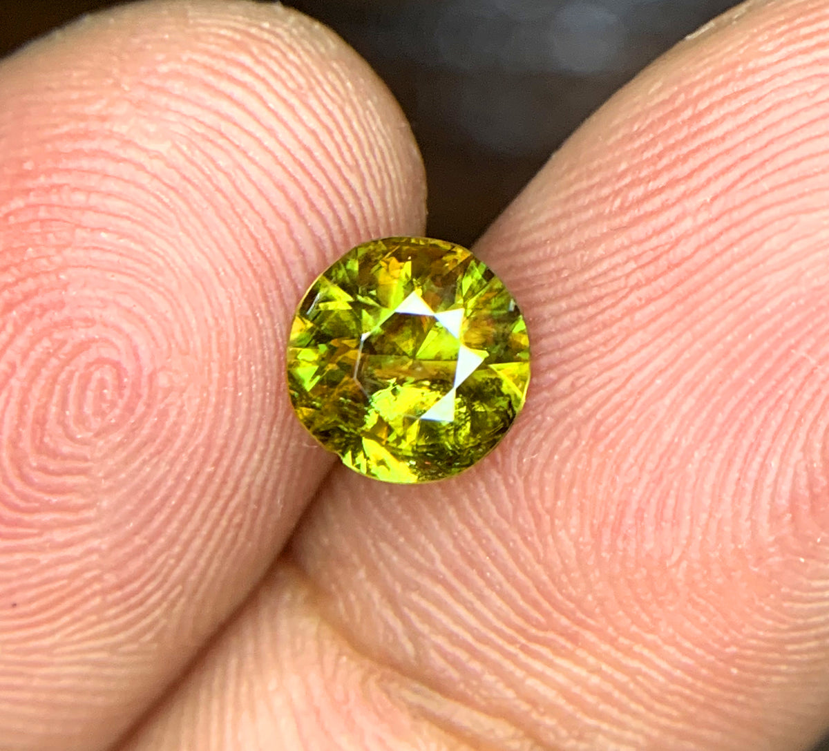 Loose sphene gemstone, 07x07x04mm, round cut
Natural untreated sphene gemstone, close-up view