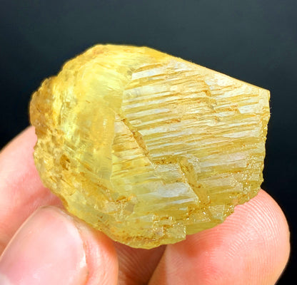 Mountain shape termination detail on triphane crystal
Full profile of compact yellow kunzite crystal