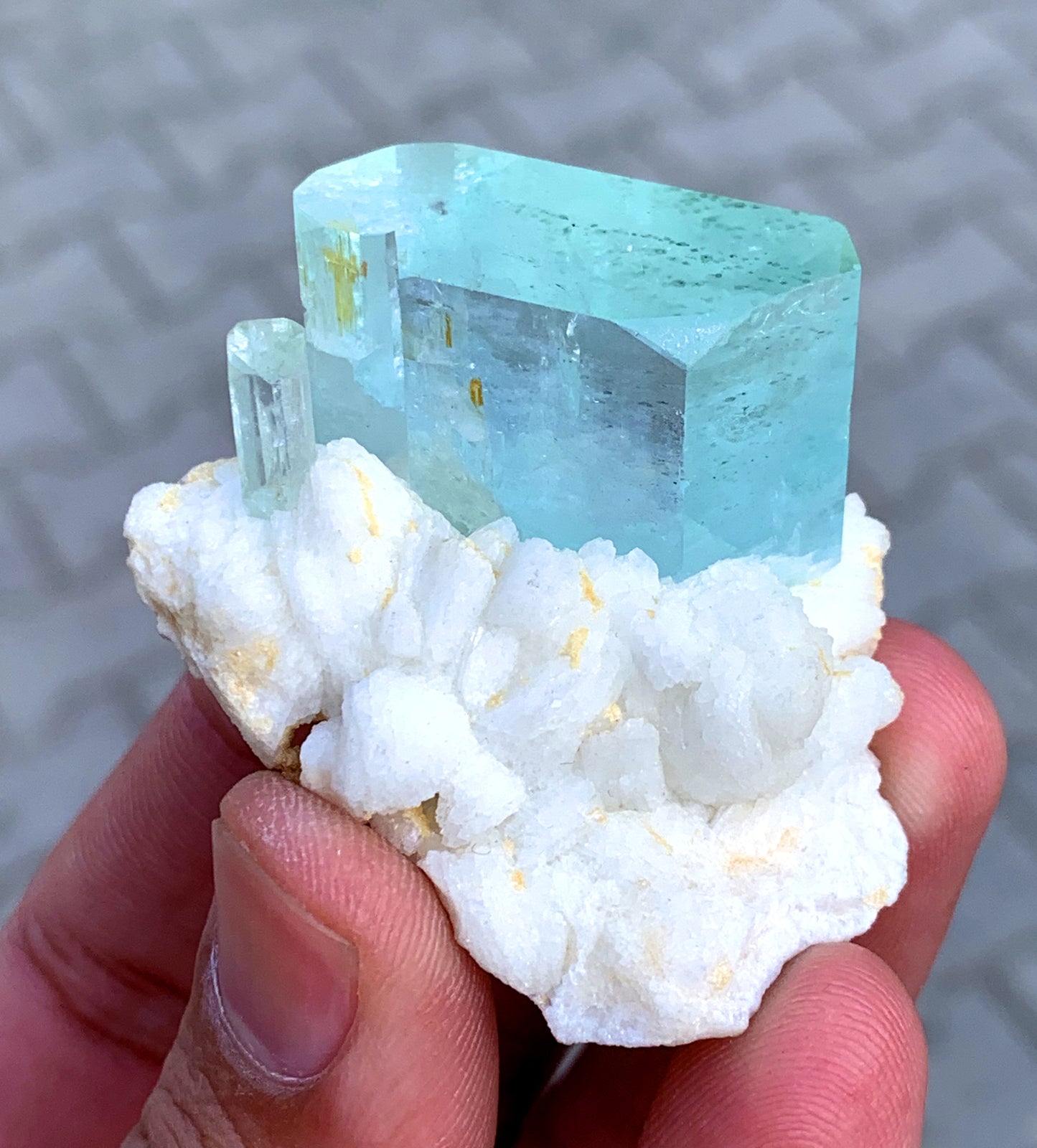 Natural aquamarine albite self-standing specimen 48x37mm