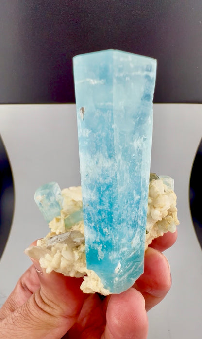 Natural aquamarine crystal cluster, display angle
Self standing sky blue aquamarine specimen, top view
