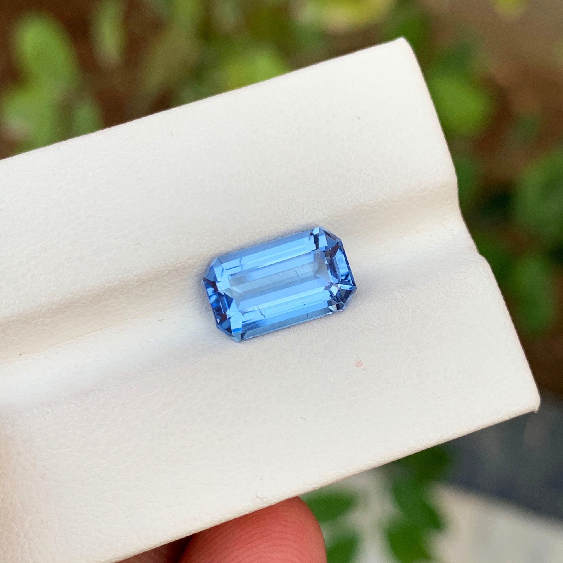 Natural aquamarine loose stone for ring setting
Deep blue aquamarine VVS clarity profile view