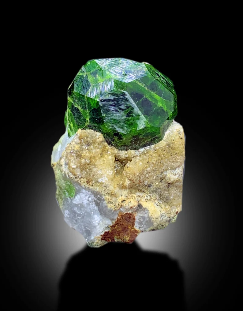 Natural demantoid garnet with calcite Afghanistan
Closeup of demantoid garnet crystal luster