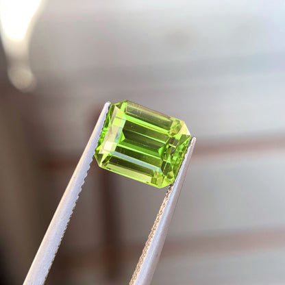 Natural forsterite peridot gemstone, side profile
Emerald cut peridot gemstone, 3.85 carat, top view