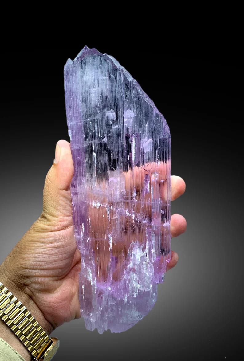 Natural kunzite crystal from Afghanistan, 553 grams
Kunzite crystal showing complex mountain shape termination