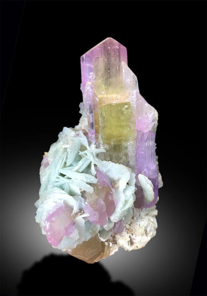Natural kunzite crystal with cleavelandite albite and quartz
V-shape kunzite termination close-up natural formation