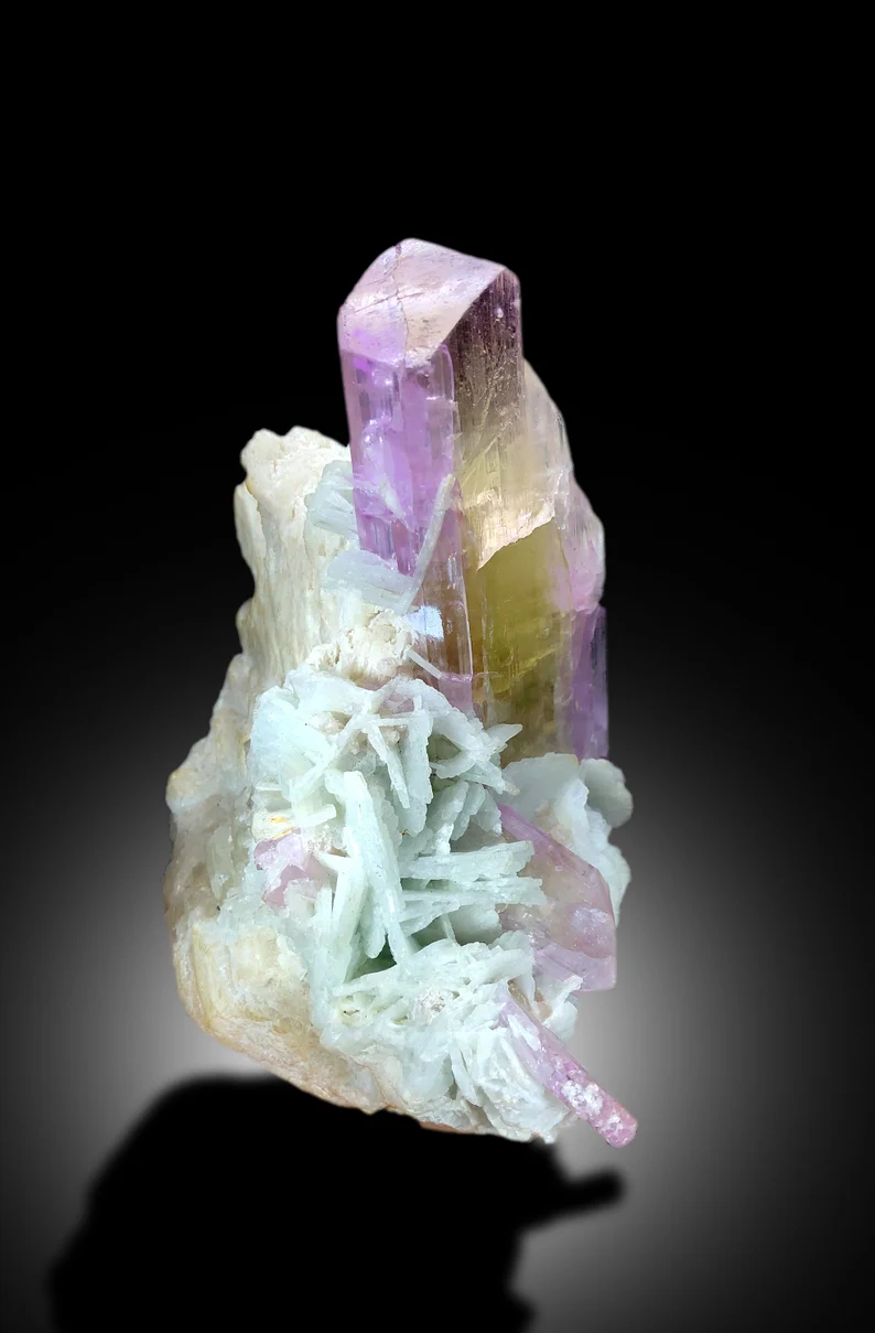 V-shape pink kunzite crystal
Natural kunzite specimen Afghanistan
Pink kunzite with quartz