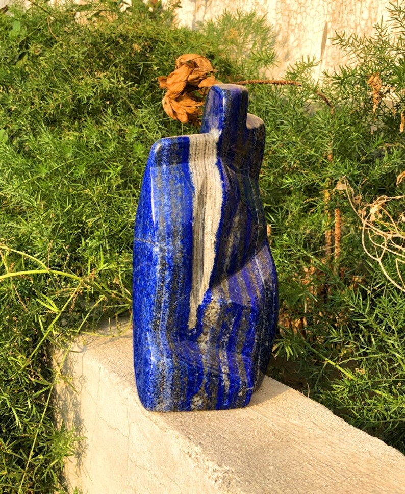Natural lapis lazuli no treatment Badakhshan
Lapis lazuli freeform self-standing display piece
