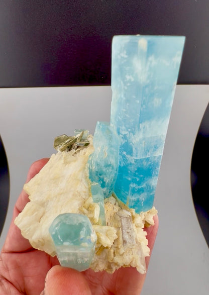 Natural sky blue aquamarine cluster, collector display view
Aquamarine crystal specimen, 94 gram, scale reference view