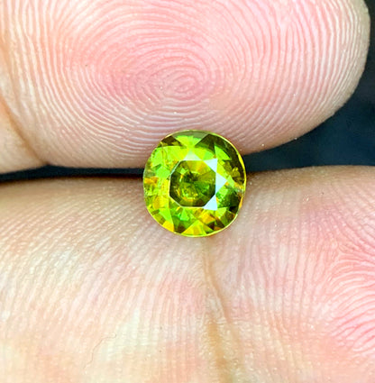 Pakistani Himalayan sphene round cut 0.80ct profile
Natural sphene gemstone fire display detail earring 