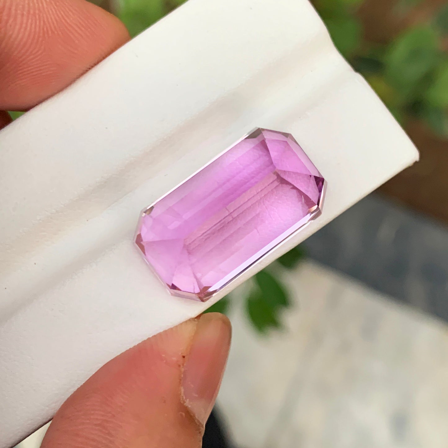 VVS clarity kunzite gemstone light display
Pink lilac kunzite cushion cut profile view
Natural spodumene kunzite Afghanistan 38ct loose stone
Lilac pink kunzite pendant jewelry stone 38.50ct