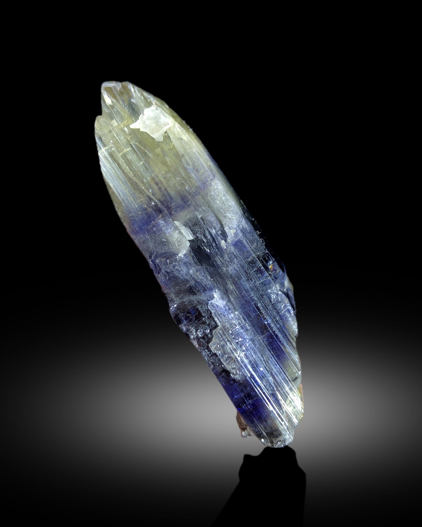 Deep blue raw tanzanite crystal for collectors
Natural tanzanite crystal with excellent transparency