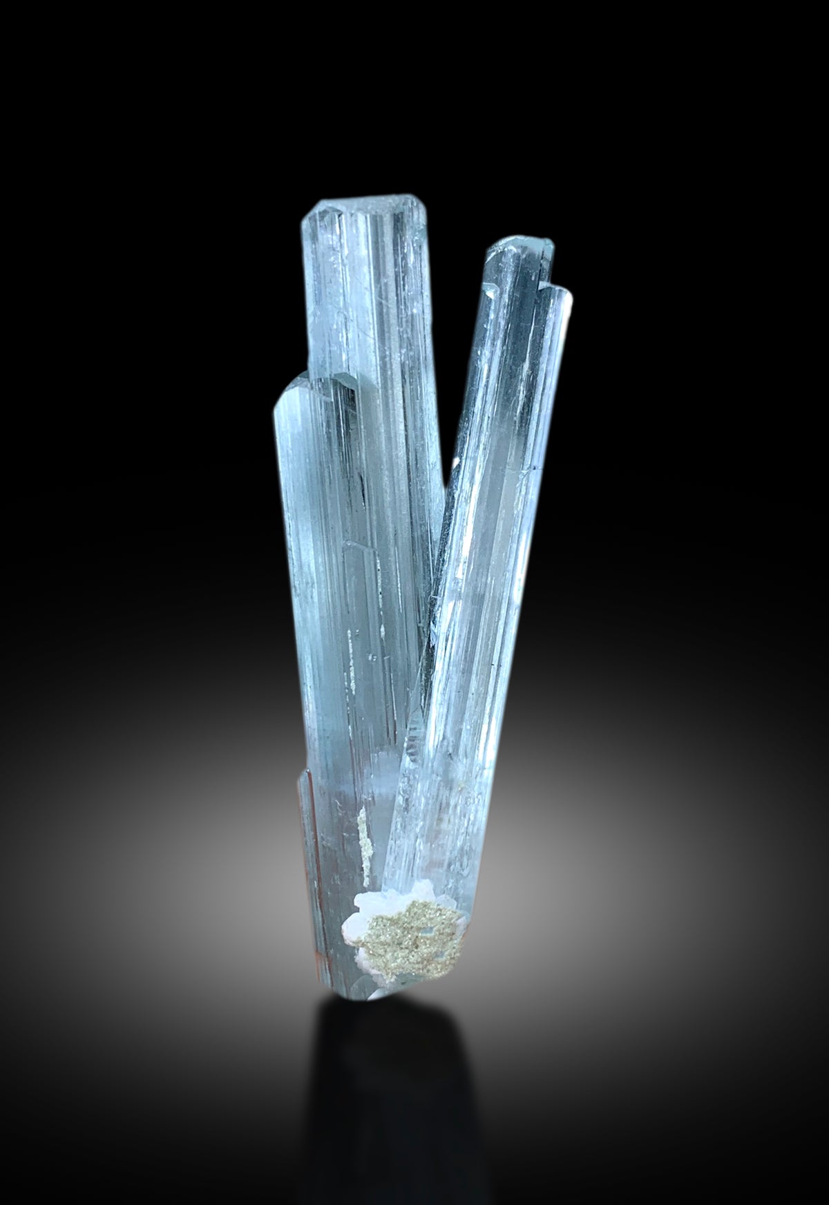 Natural terminated aquamarine, full profile
Sky blue aquamarine crystals, display angle