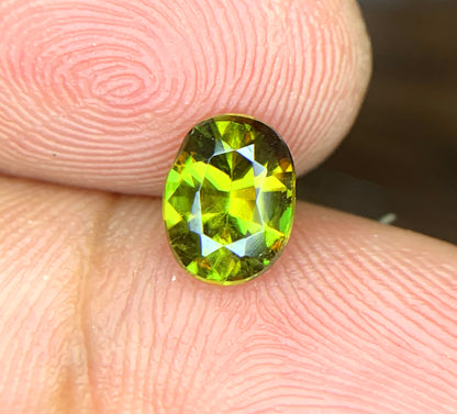 Natural titanite sphene gemstone, side profile
Oval cut sphene gemstone, 1.10 carat, top view