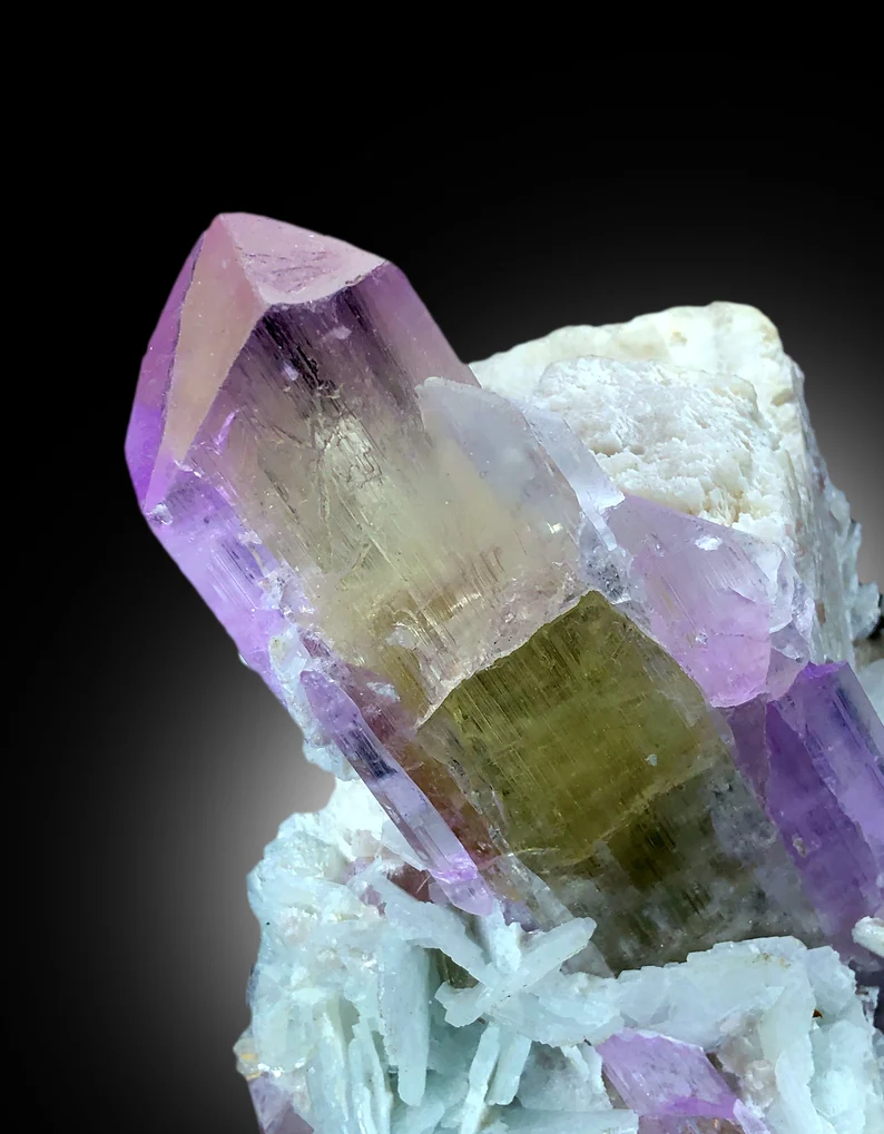 Natural untreated kunzite with white cleavelandite matrix
Pink kunzite crystal with quartz natural color
