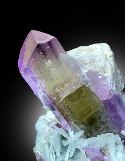 Natural untreated kunzite with white cleavelandite matrix
Pink kunzite crystal with quartz natural color