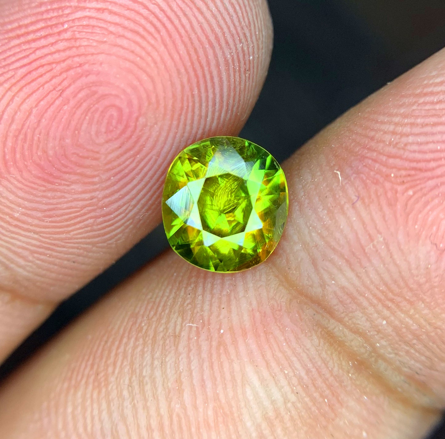 Natural untreated sphene gemstone 6.5mm round
Full fire sphene Pakistan diamond-exceeding dispersion