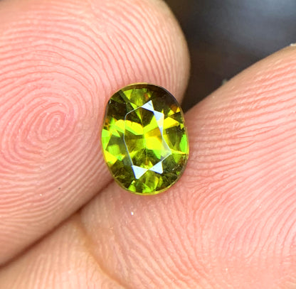 Loose sphene gemstone, 08x06x4.2mm, oval cut
Natural untreated sphene gemstone, close-up view