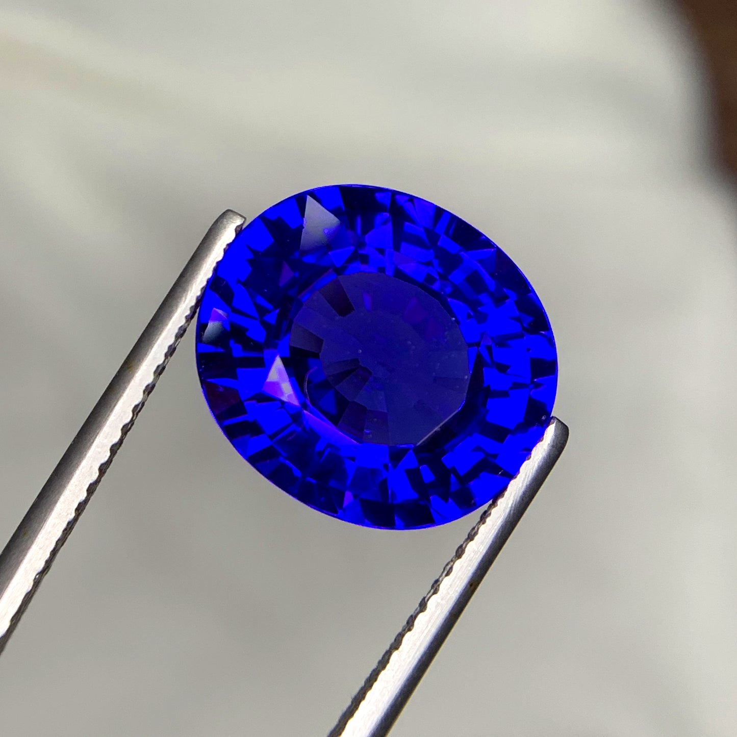 Oval faceted crown detail on tanzanite stone
Full profile of blue tanzanite loose gemstone