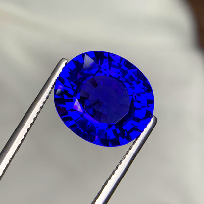 Oval faceted crown detail on tanzanite stone
Full profile of blue tanzanite loose gemstone