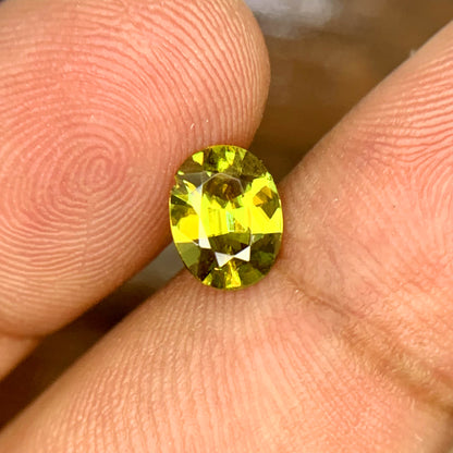 Natural sphene gemstone, full fire display angle
Sphene loose stone, 1.00 CT, Pakistan origin
Oval faceted sphene gemstone, natural dispersion
Sphene gemstone for jewelry, close color detail
Natural titanite sphene, oval cut, full profile
Sphene gemstone, 1.00 carat, angled display view