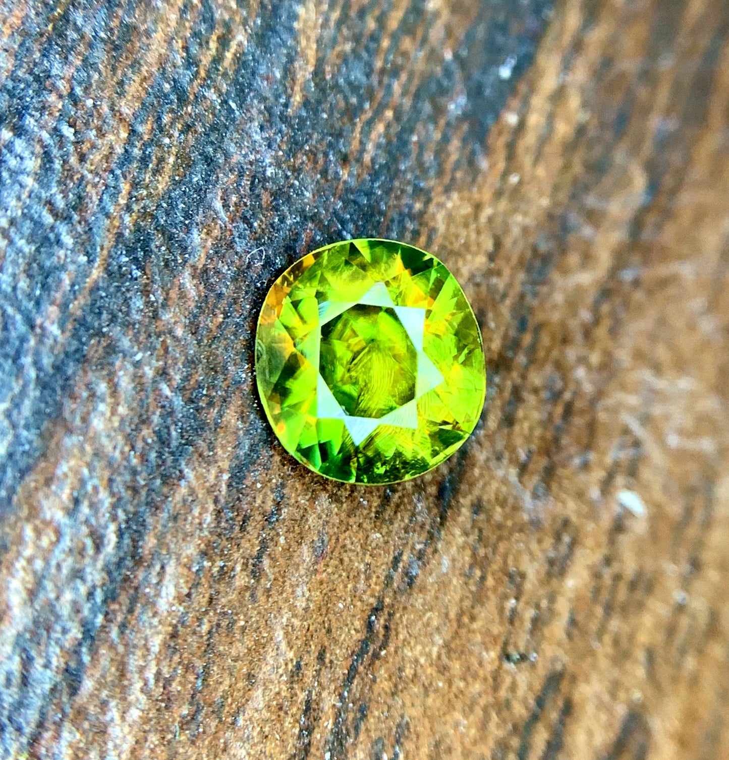 Round brilliant sphene gemstone fire display close-up
Natural sphene loose stone for pendant or earring